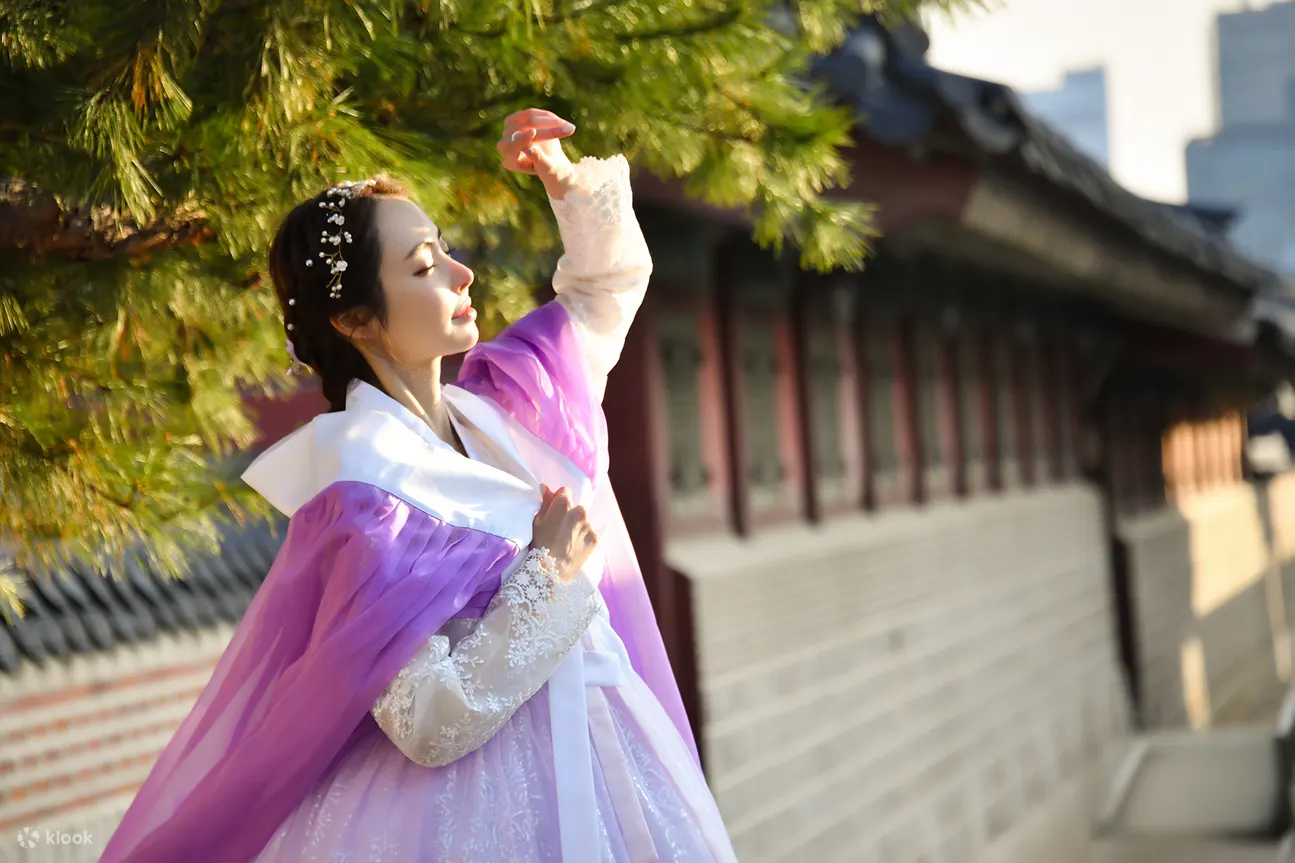 在 Hanboknam 景福宫店租借韩服并体验韩式发型设计