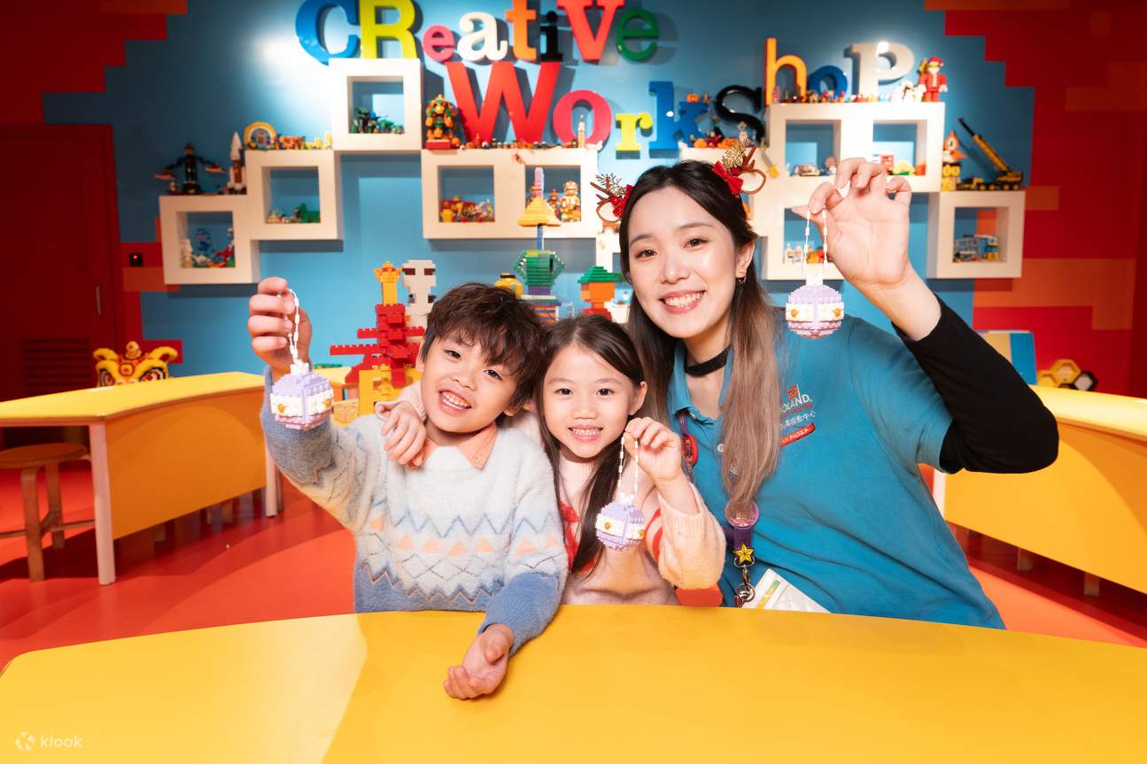 Акция с ограниченным сроком действия: Творческая мастерская 2
Присоединяйтесь к нашей команде Master Model Builder и создайте свою собственную праздничную LEGO®-конструкцию. Дайте волю своему воображению и завершите свое путешествие в LEGO® с практическим