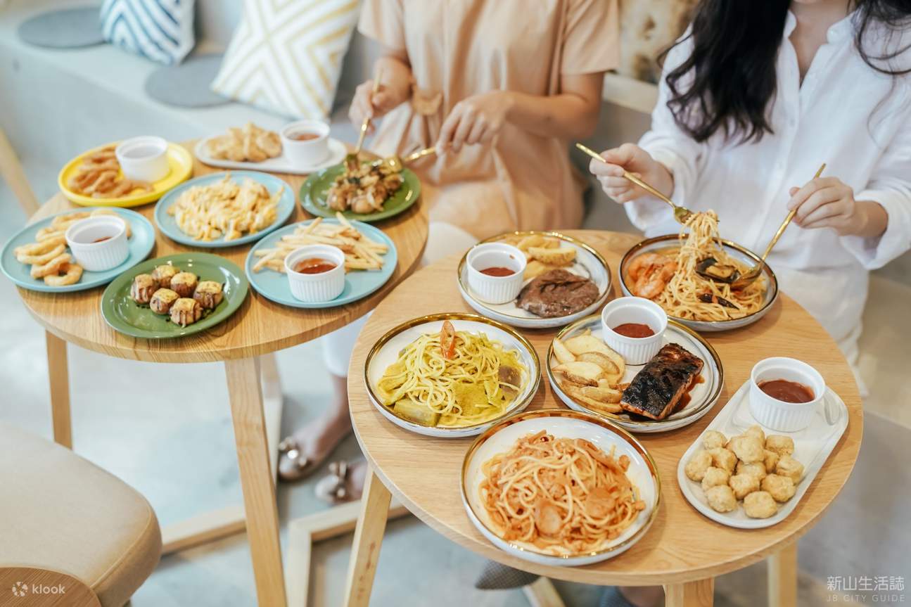 disfrute de deliciosa comida en el café