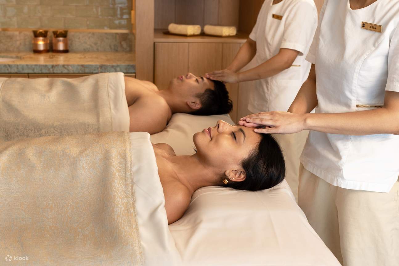 双人水疗体验 - 与您的挚爱共度完美时光，享用我们奢华的室外泳池，接著体验我们独特的招牌平衡脉轮按摩，为两人提供完美的放松时光