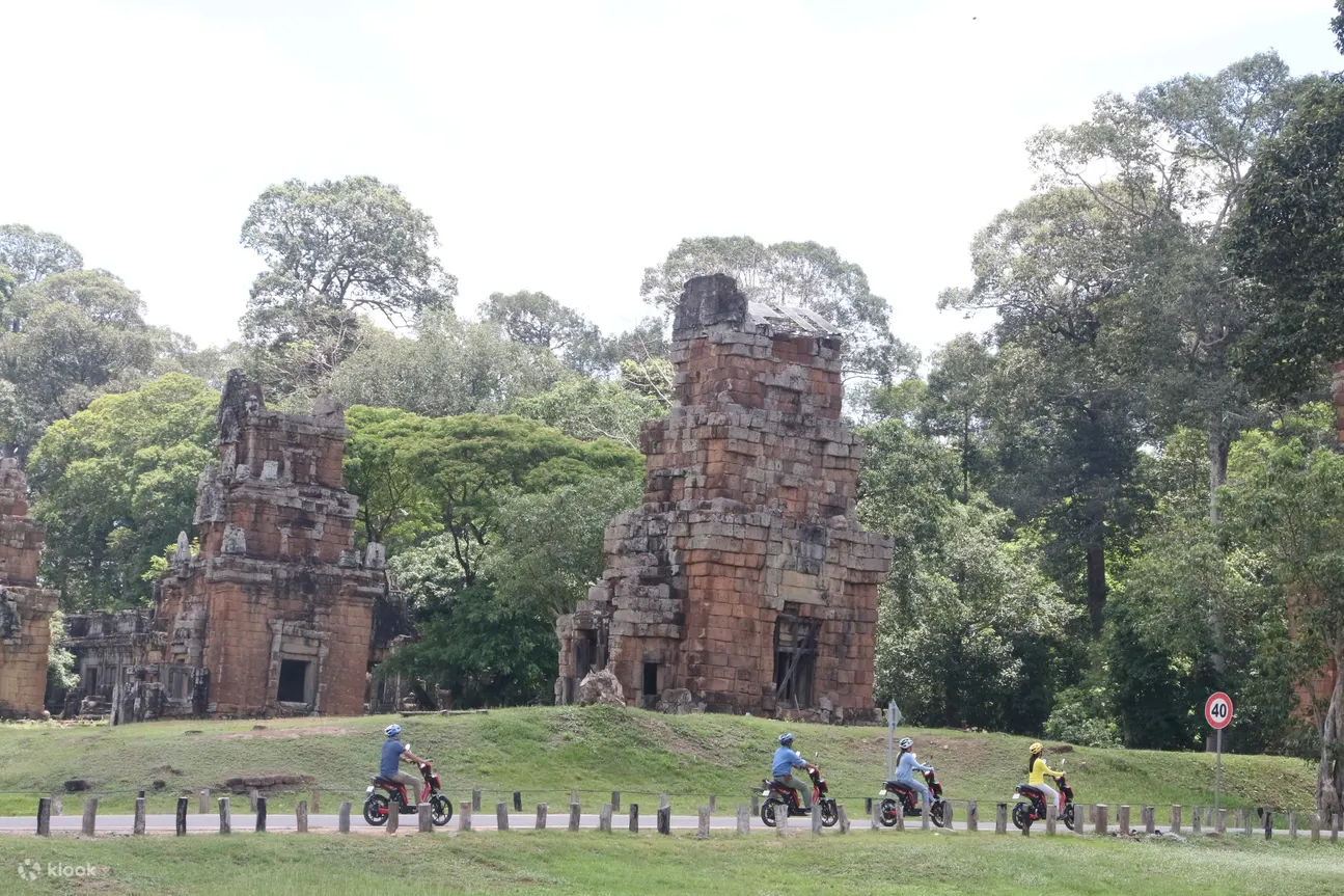 在吴哥城寺庙区骑电动自行车