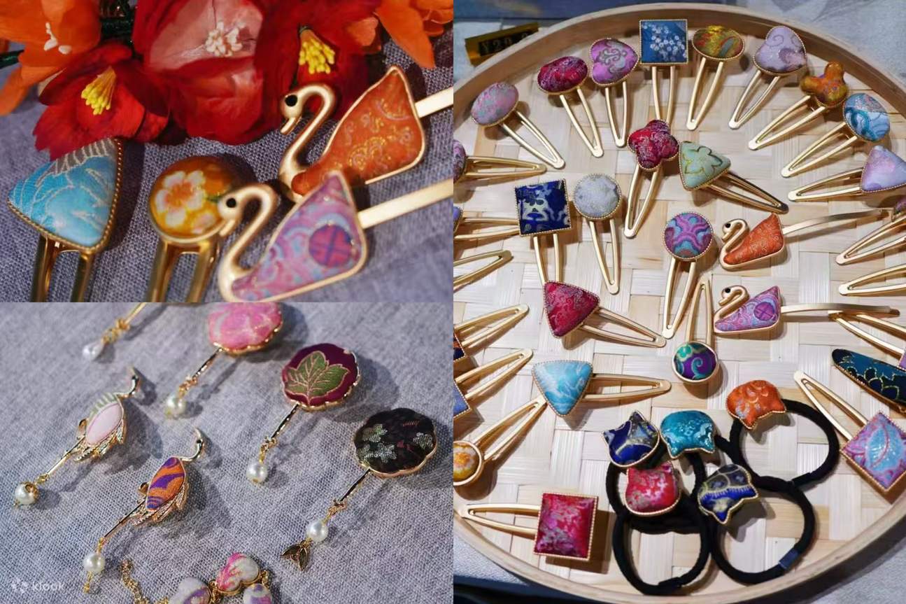 耳飾上精緻的紋路，帶著歲月沉澱下來的韻味，隨著佩戴者的一舉一動搖曳生姿，散發著別樣的文化魅力；胸針上的圖案更是猶如歷史的縮影，讓人一眼望去，便能感受到古老文化的深邃與厚重