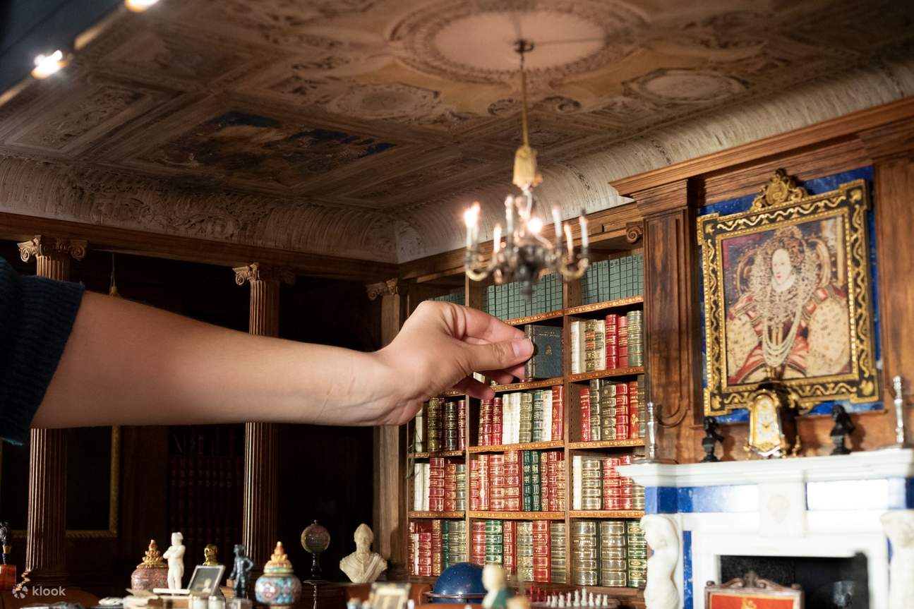 玩偶之家内有电力、可用的管道设施和皇家家具复制品