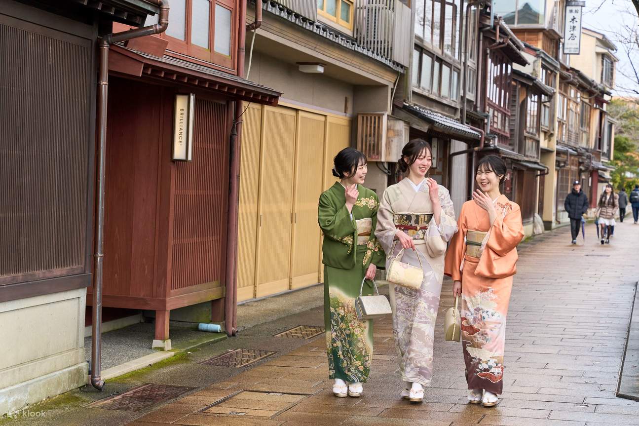 Location de kimonos (fournie par Kimono Rental Wargo, magasin de Kanazawa Korinbo)