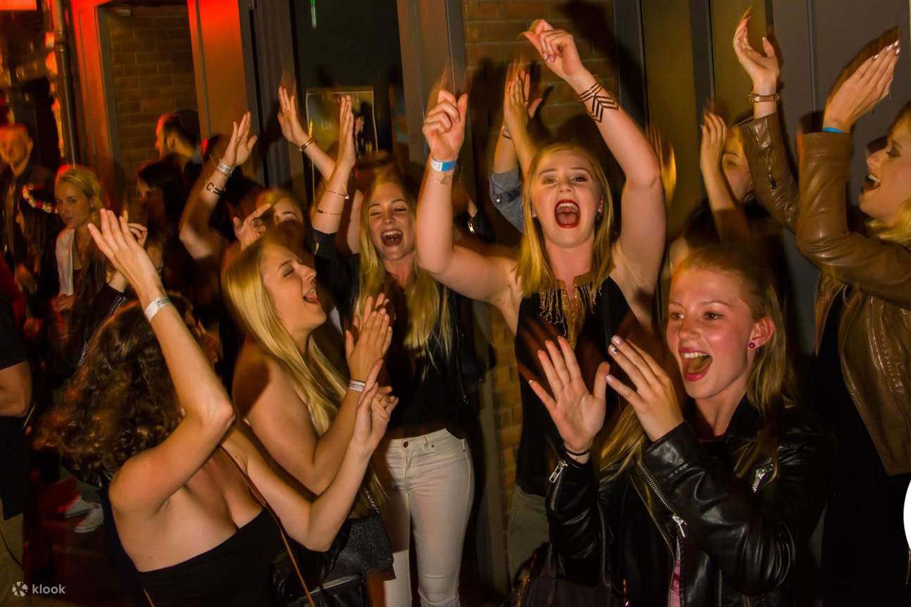 Erleben Sie Kölns Nachtleben mit unserer pulsierenden Kneipentour, perfekt, um neue Freunde kennenzulernen.