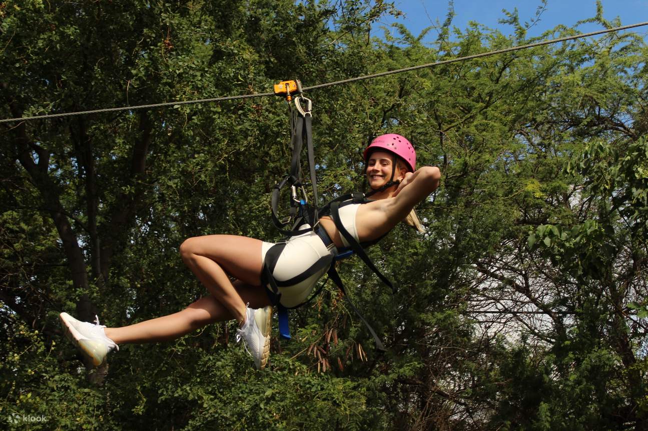 Anak perempuan senang bermain zip-lining