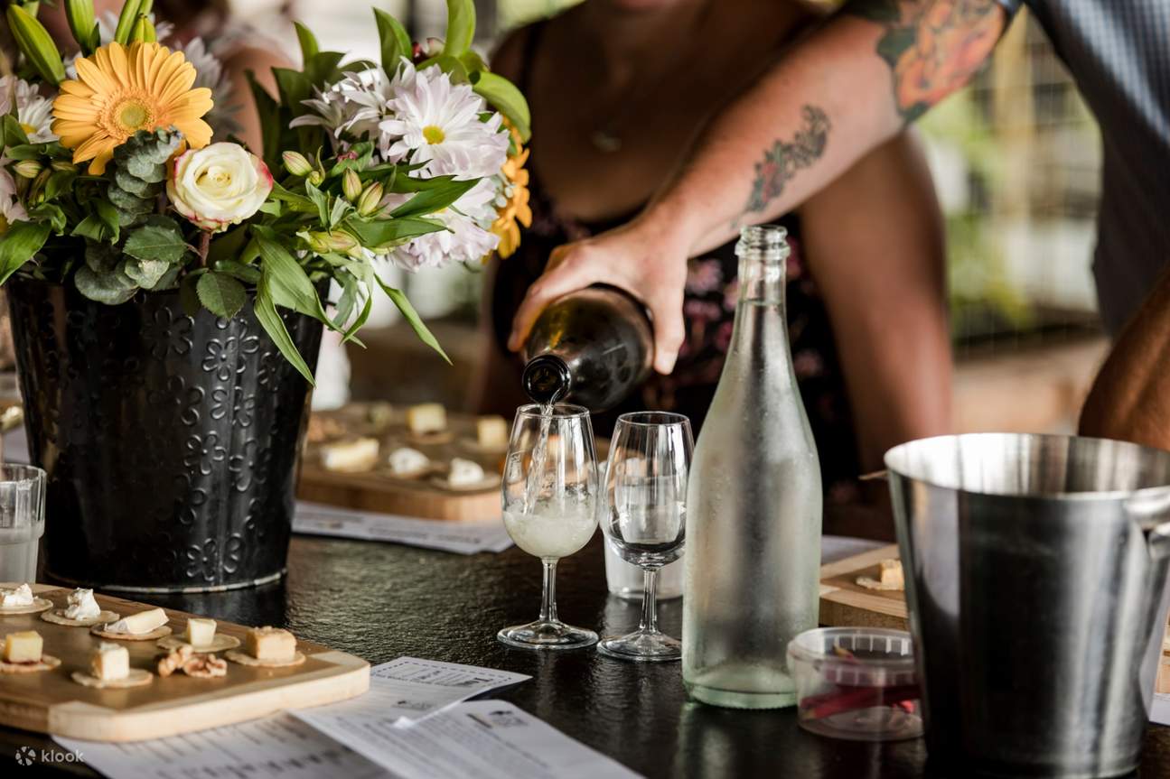 наливание вина в бокал вручную