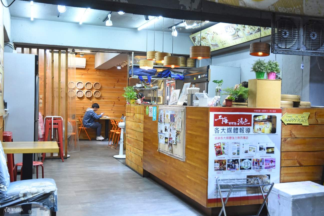 interior of Shanghai Shao Shi Fu Soup Dumpling, Liuzhangli Station