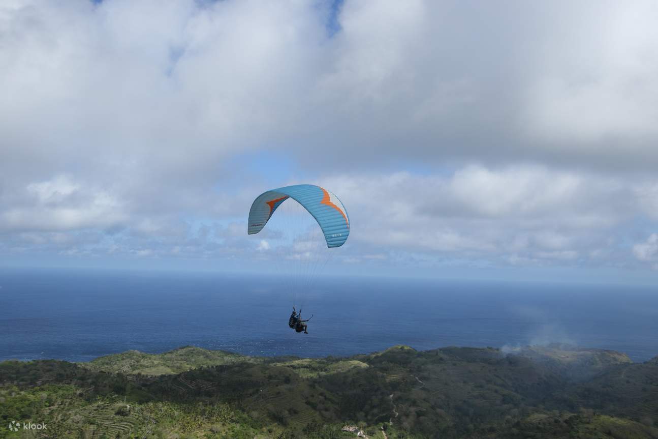 paragliding dengan pemandangan laut