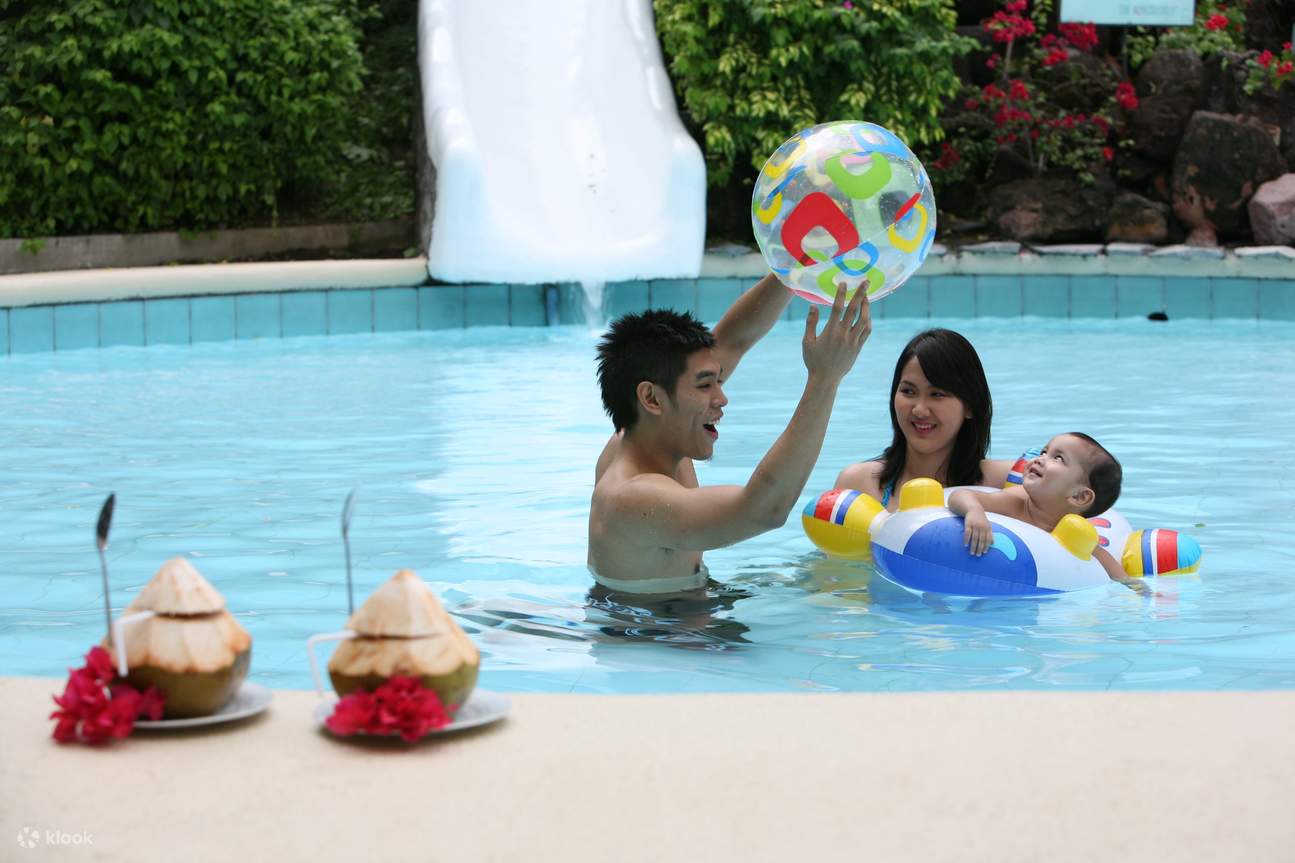 berenang bersama keluarga