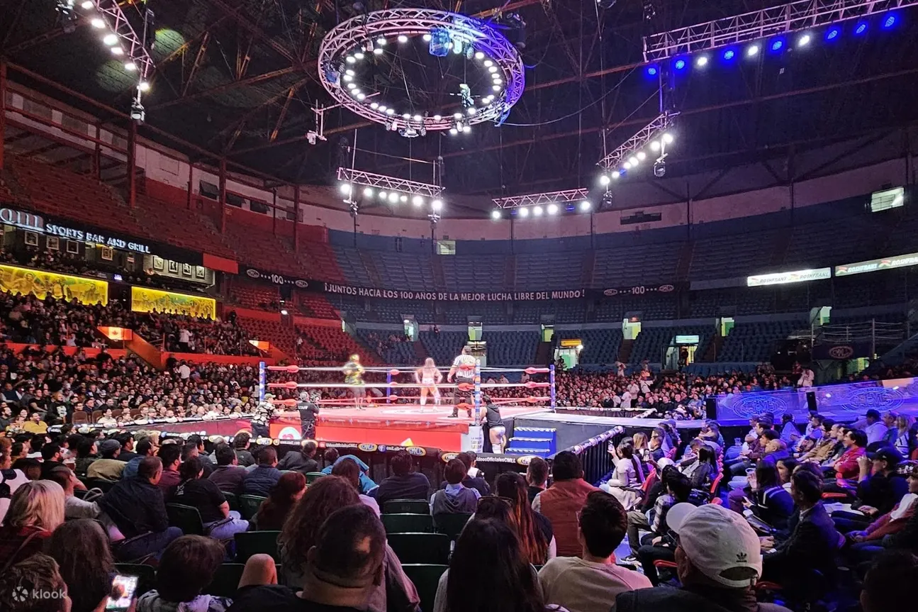走进充满活力的 Lucha Libre 竞技场，空气中弥漫着兴奋的气氛