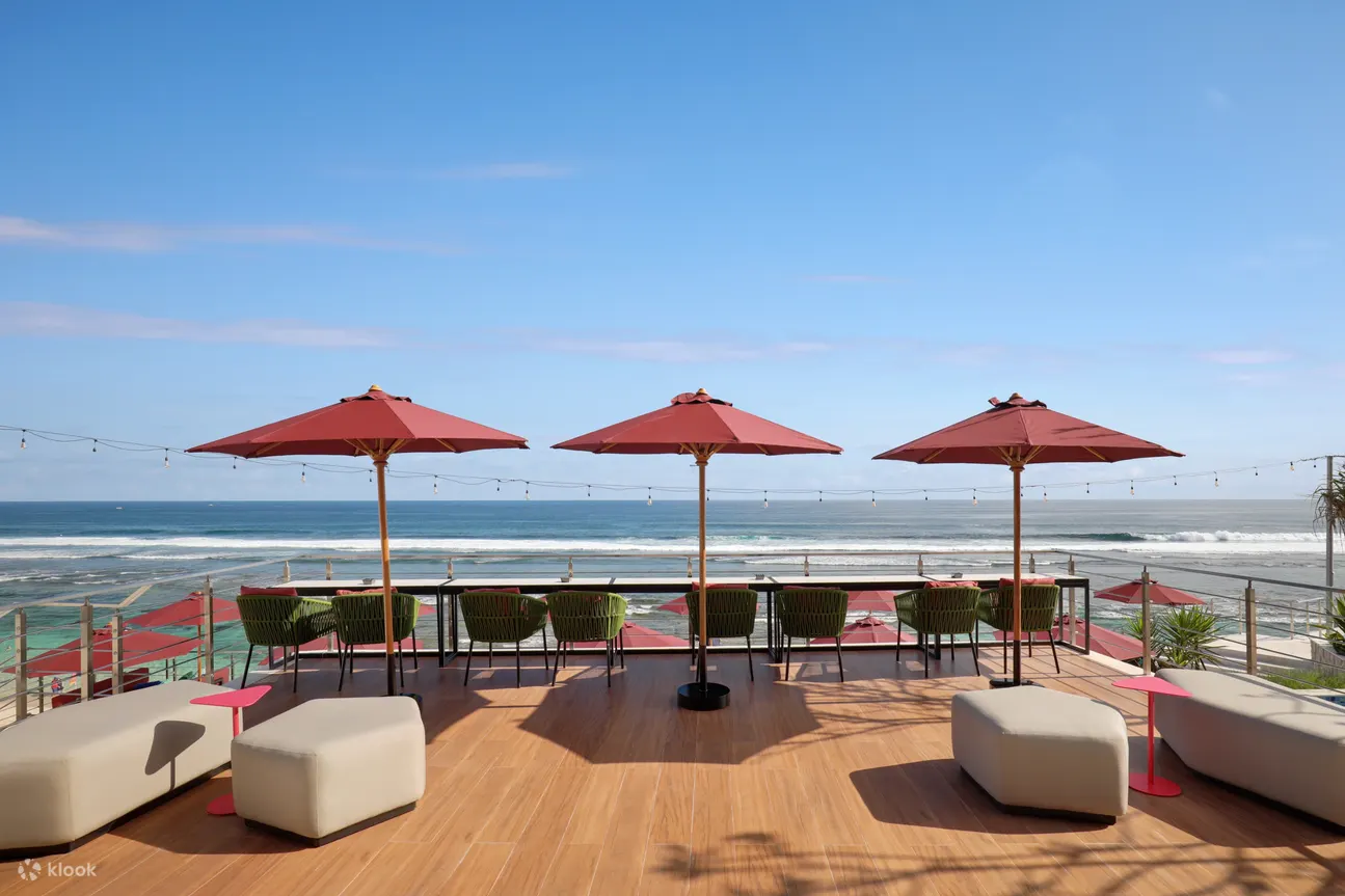 white rock beach club ungasan bali的阳台区