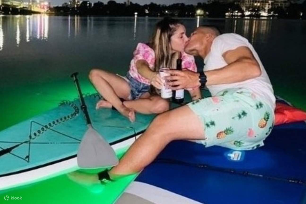 Bersulang dengan sparkling wine di atas air akan menambah sentuhan istimewa pada pengalaman ini