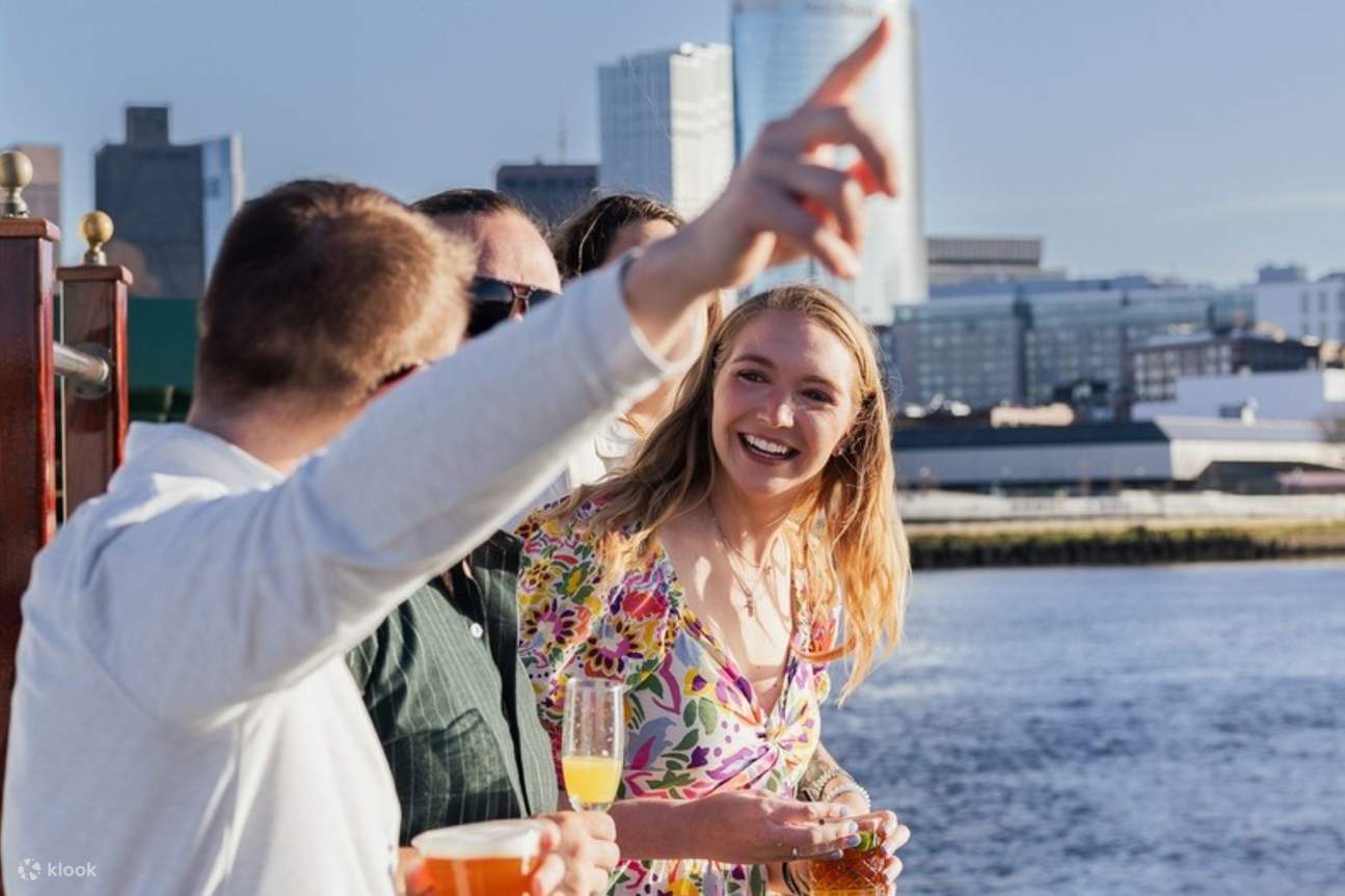 在每一次熱烈的討論和歡笑中，珍惜深厚的友誼和美好的氛圍