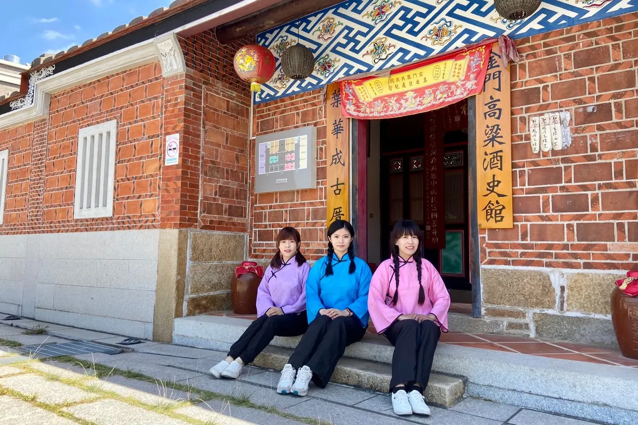 穿上民初风服装拍照