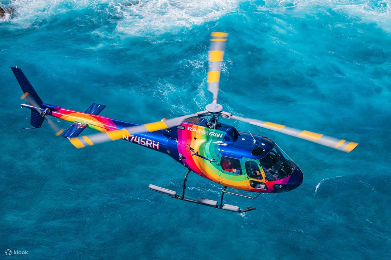 Hubschrauberflug über dem Meer