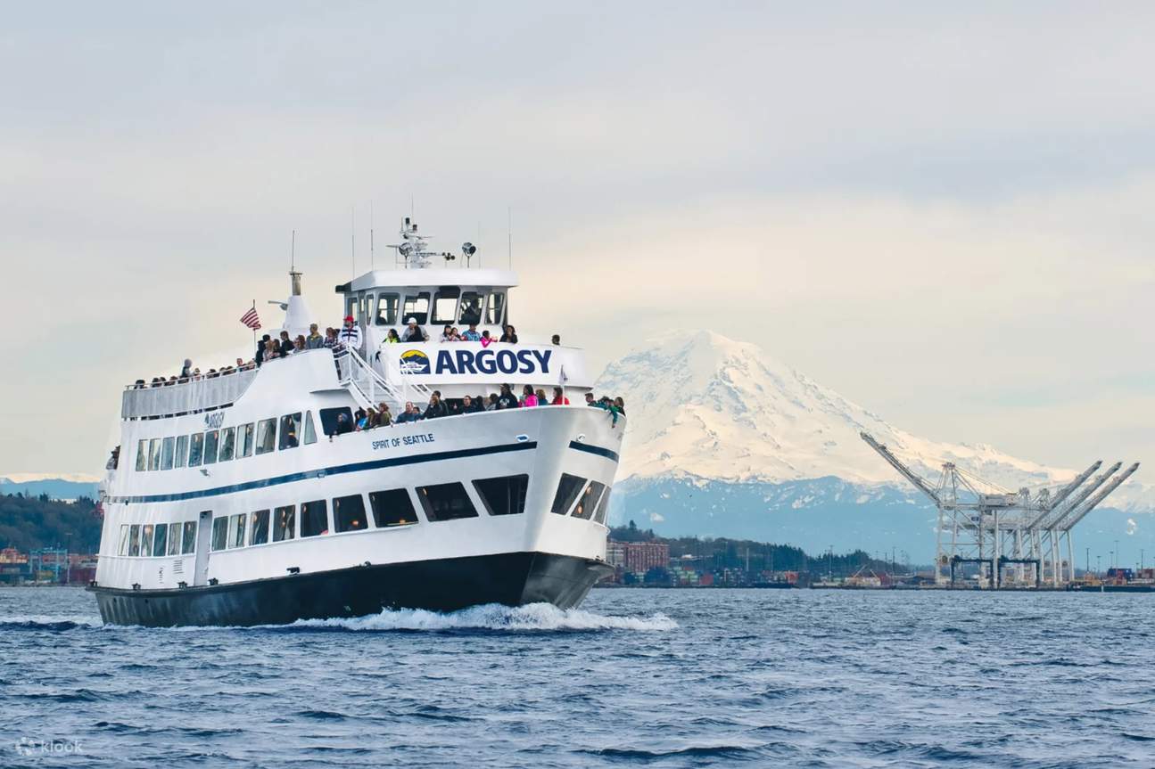 Disfrute de un crucero panorámico que muestra el emblemático horizonte de Seattle y las impresionantes vistas de las montañas