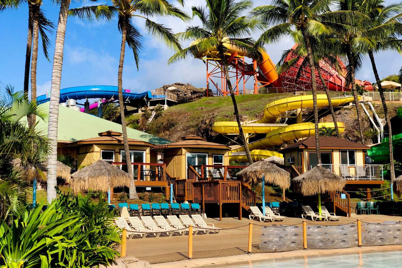 เก้าอี้อาบแดดริมน้ำ