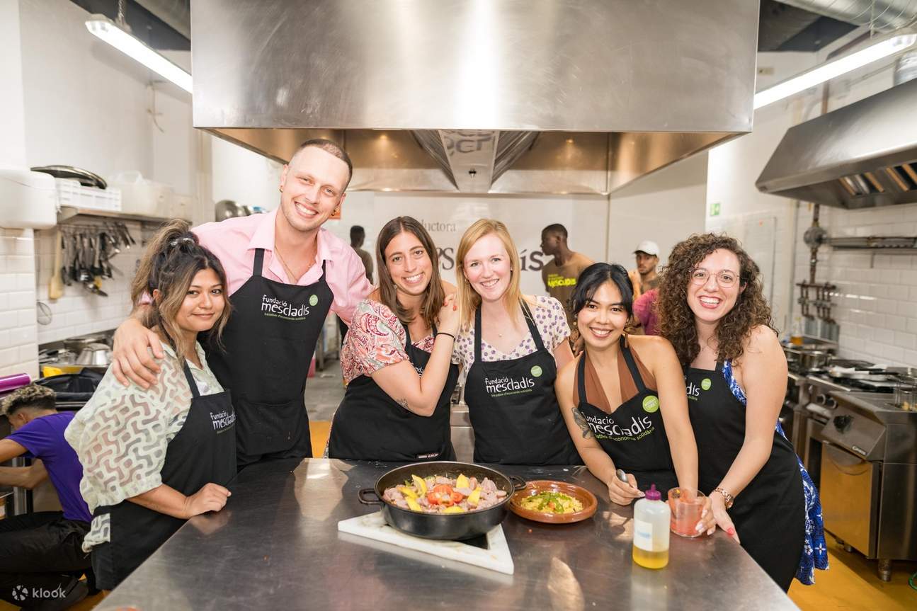 Cours de cuisine espagnole avec une entreprise sociale à Barcelone