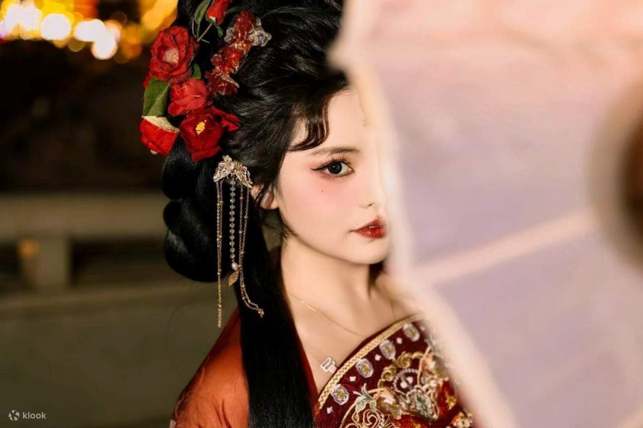 Perdí el sueño por las hermosas fotos tomadas por la señorita Yunxian... La gasa negra y el Hanfu bordado en oro combinan con la pared roja, y las borlas que cuelgan en el cabello crean la atmósfera de 