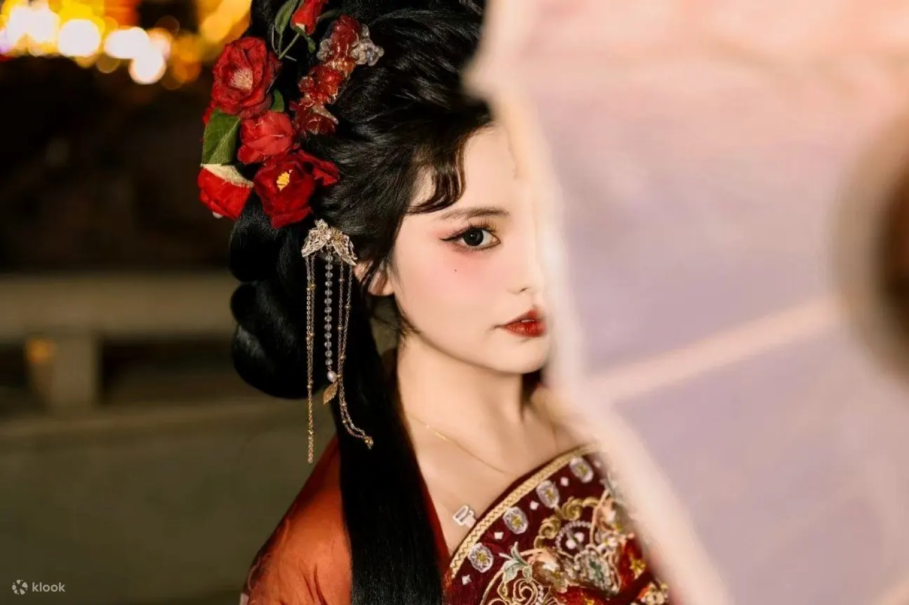 被允娴姑娘的客拍美到失眠… 黑纱金绣汉服配红墙，发间垂坠的流苏晃出 “大唐贵女夜游” 的氛围感，摄影师连折扇半遮面的光影都算准了，每一帧都像从古风漫画里截的