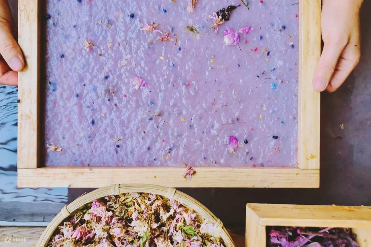 Taller de papel artesanal con flores y hierbas