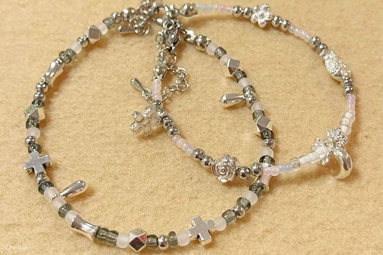 Gestalten Sie ein individuelles Armband, das ganz auf Sie zugeschnitten ist! Wählen Sie aus Hunderten von Perlen, passend zu Ihrer Stimmung, Ihrem Outfit oder Ihrer Persönlichkeit. Die Möglichkeiten sind unbegrenzt und machen zu 100 % Spaß!