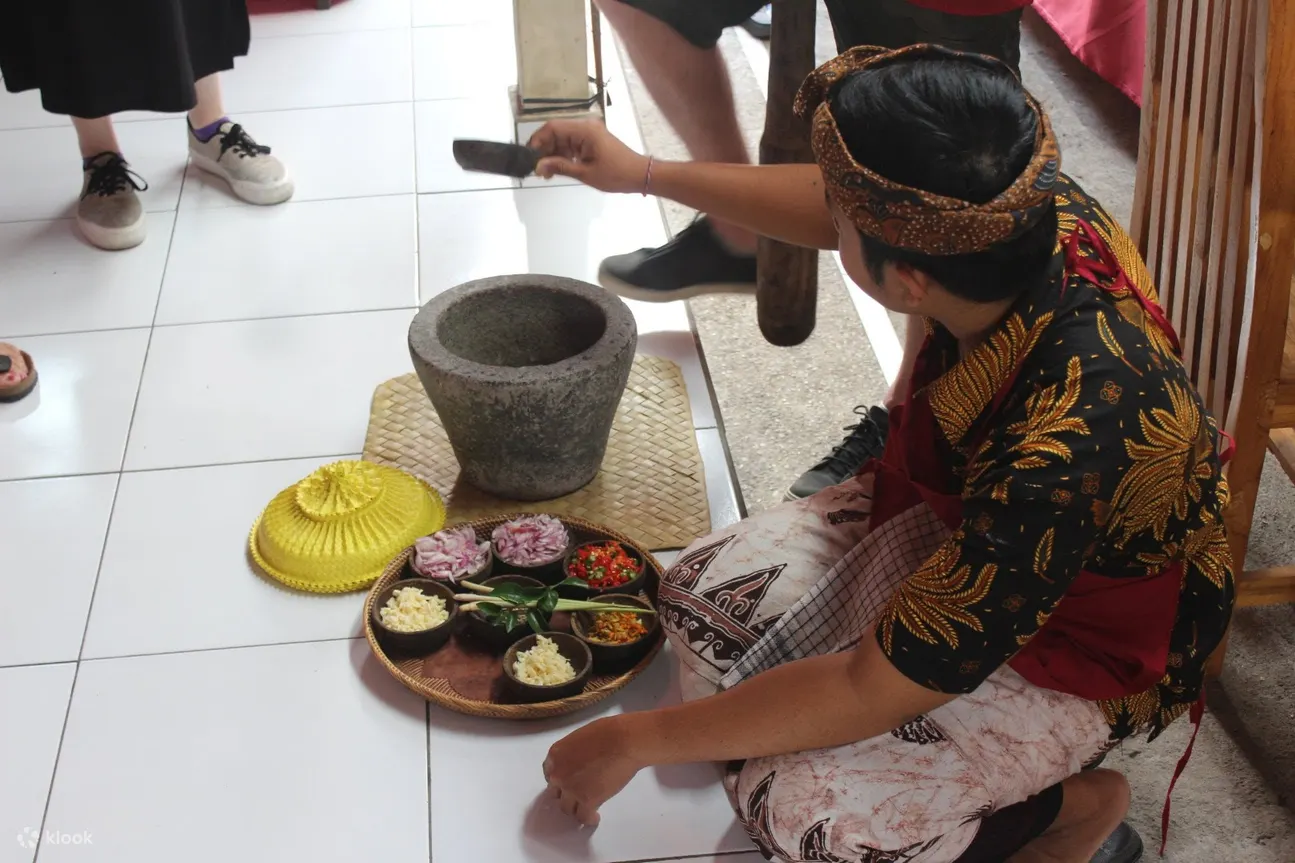 Đầu bếp người Bali thể hiện nhiều nguyên liệu khác nhau