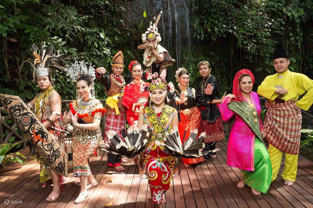 traje de sarawak iban