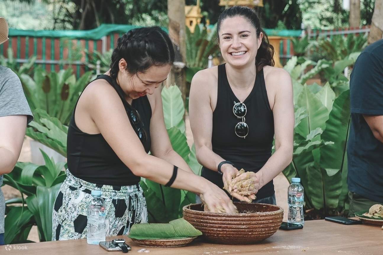 Pengalaman Merawat Gajah Setengah Hari di Samui Elephant Home