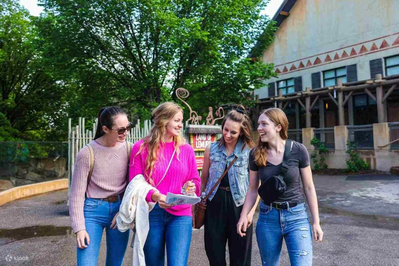 孩子们在色彩缤纷的蝴蝶旁露出灿烂笑容，在充满魔力的温室里，每个瞬间都将成为永恒的回忆