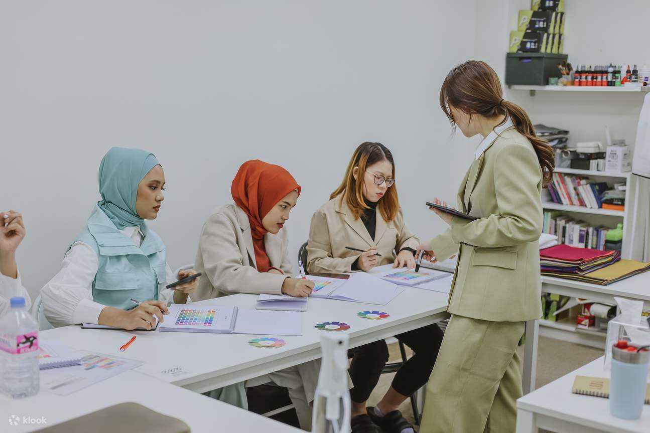 Temukan Warna Sejatimu: Personal Color & Styling Photoshoot