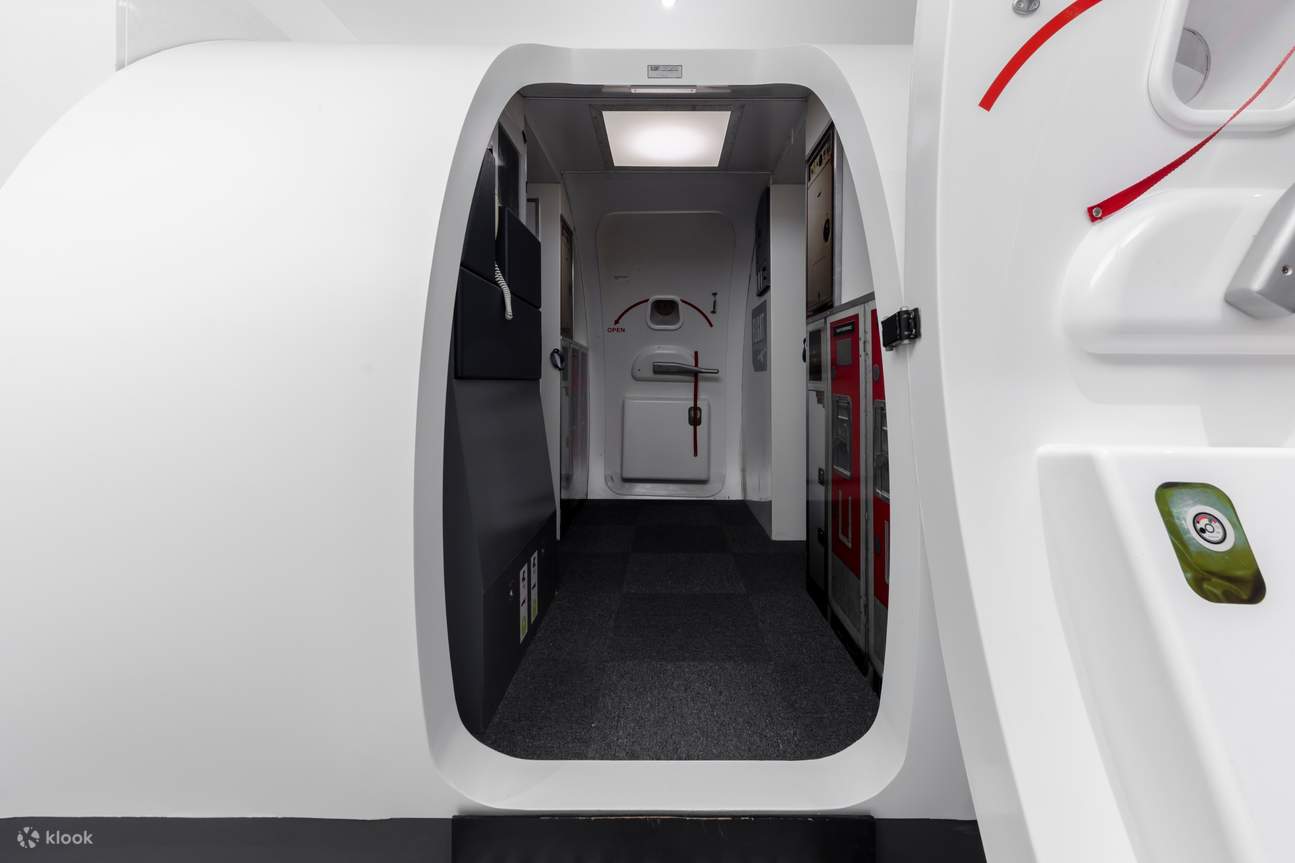 Pintu masuk ke kokpit simulator penerbangan