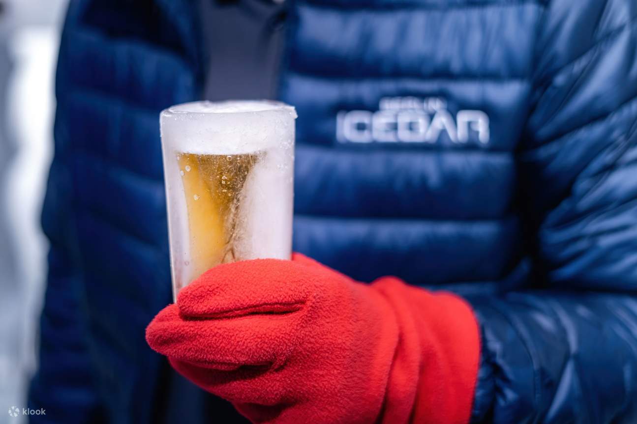 빨간 장갑을 낀 남자들이 맥주잔을 들고 있습니다