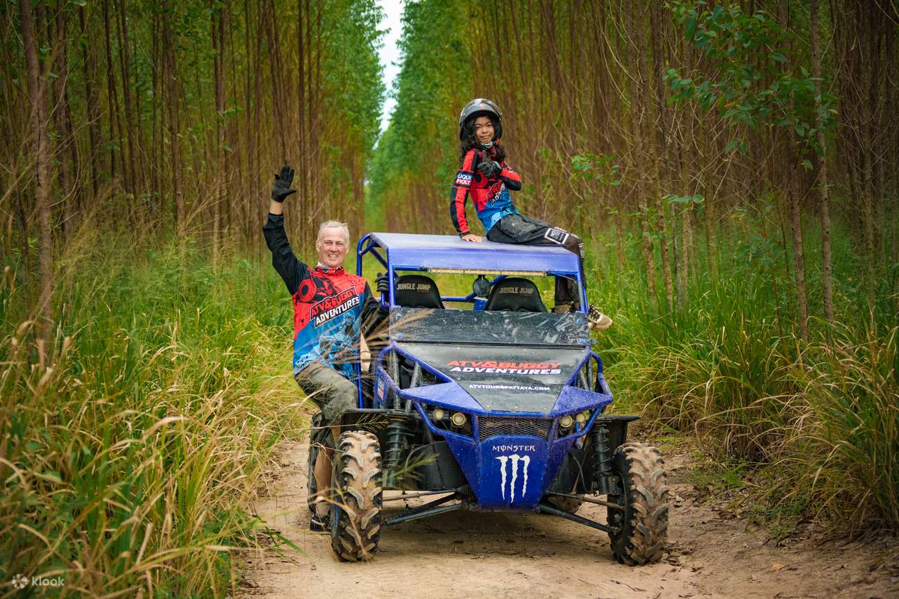 menaiki buggy ke dalam hutan