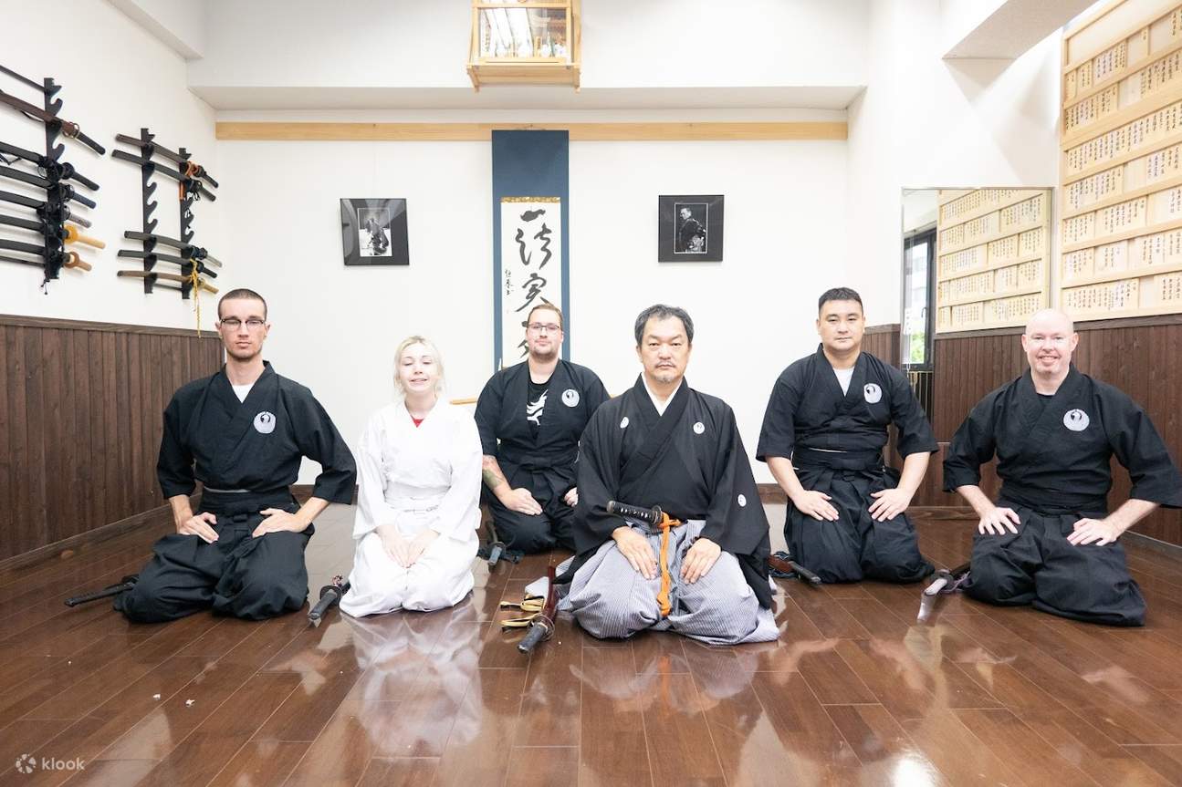 换上武士装，与老师合影留念