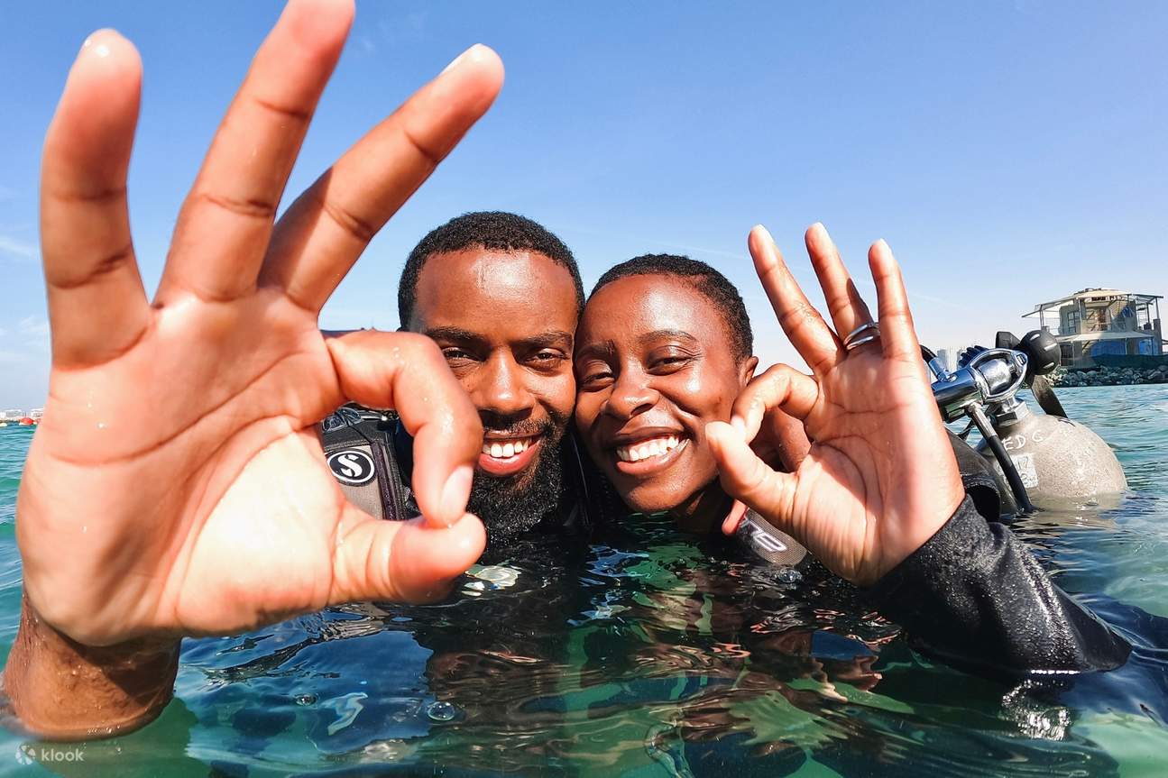Một cặp đôi lặn biển trong buổi lặn biển ở Dubai