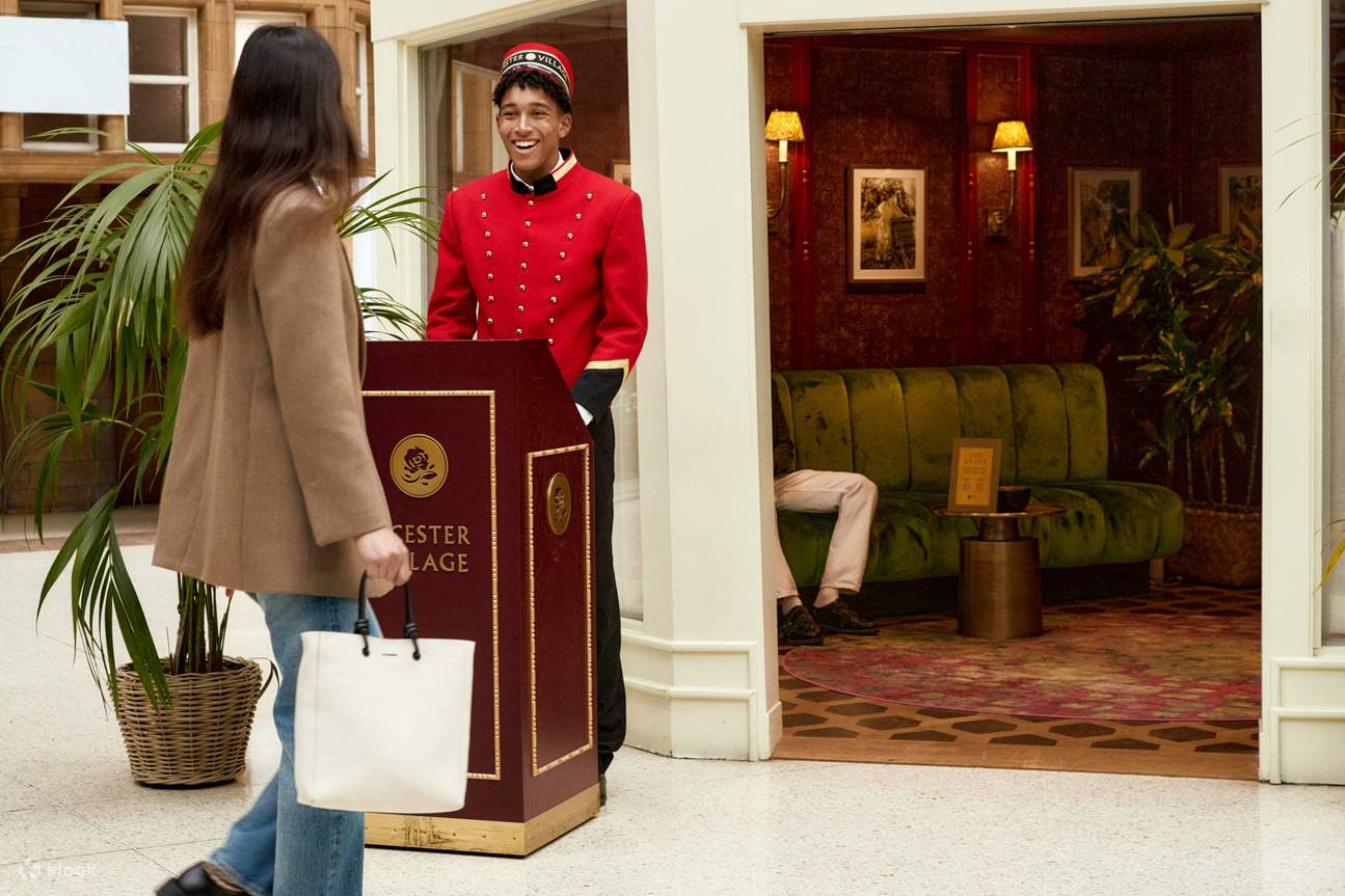 kereta api tiba di Bicester Village