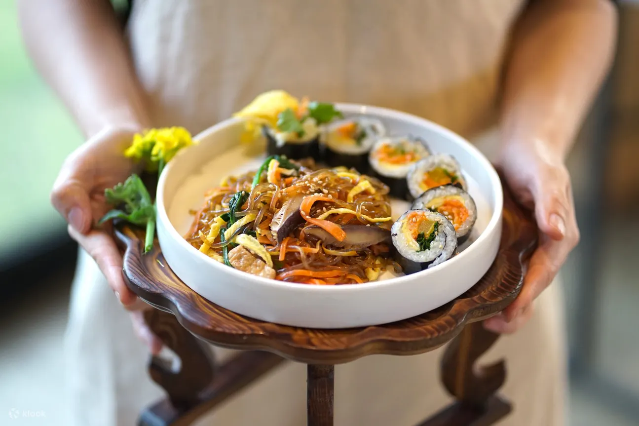 韩国料理：紫菜包饭和杂菜（韩式炒粉丝）
