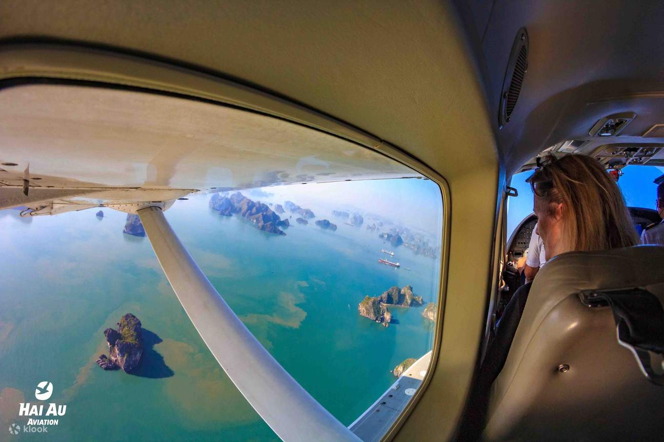 the girl look at Ha Long from seaplane