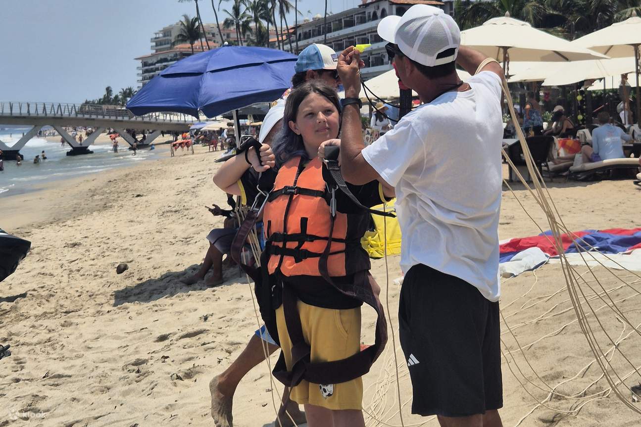 Préparez-vous à voler pendant que nous préparons votre harnais de sécurité, votre gilet de sauvetage et vous donnons des instructions faciles à suivre avant le décollage.