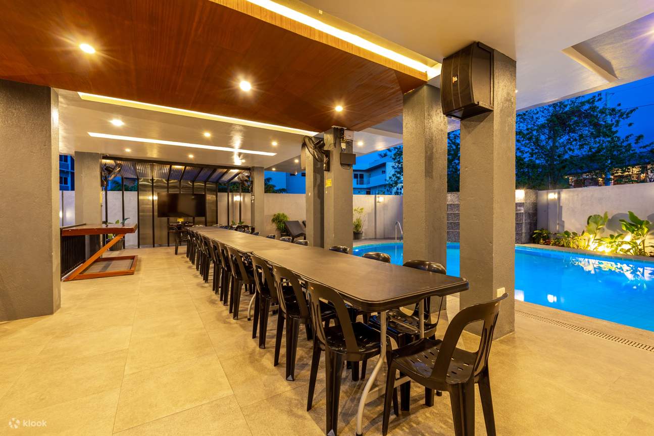 Длинный обеденный стол у бассейна