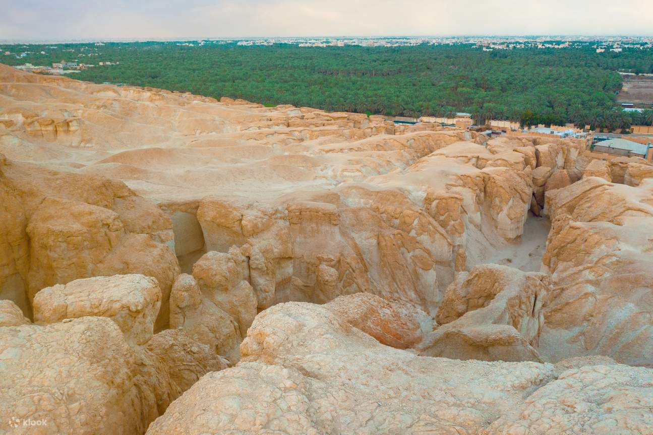 Kunjungi Caves of AlQarah Mountain