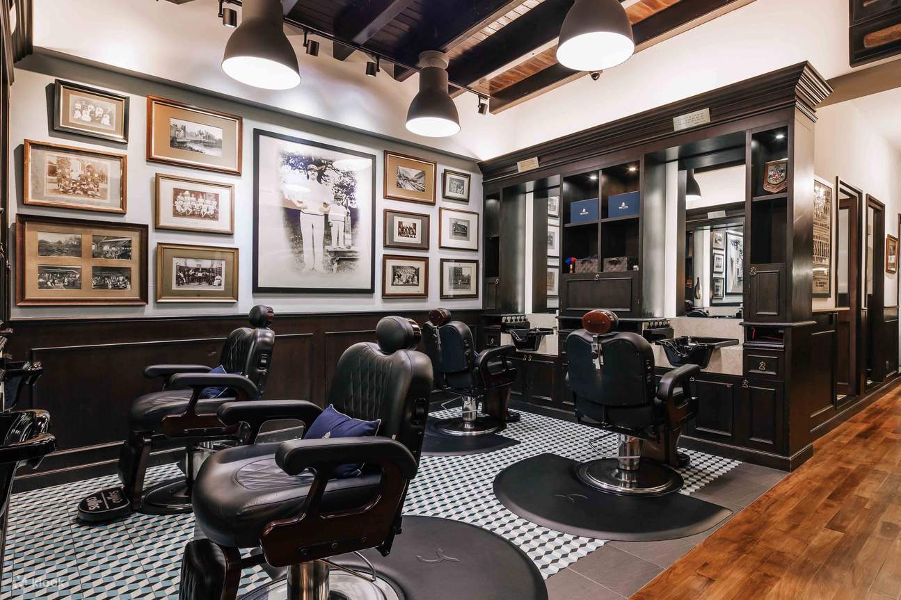 Dalaman mewah di Truefitt & Hill di Singapura