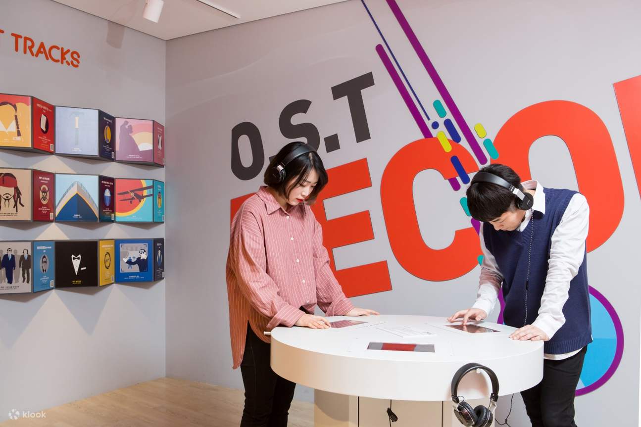 một cặp đôi đang đeo tai nghe