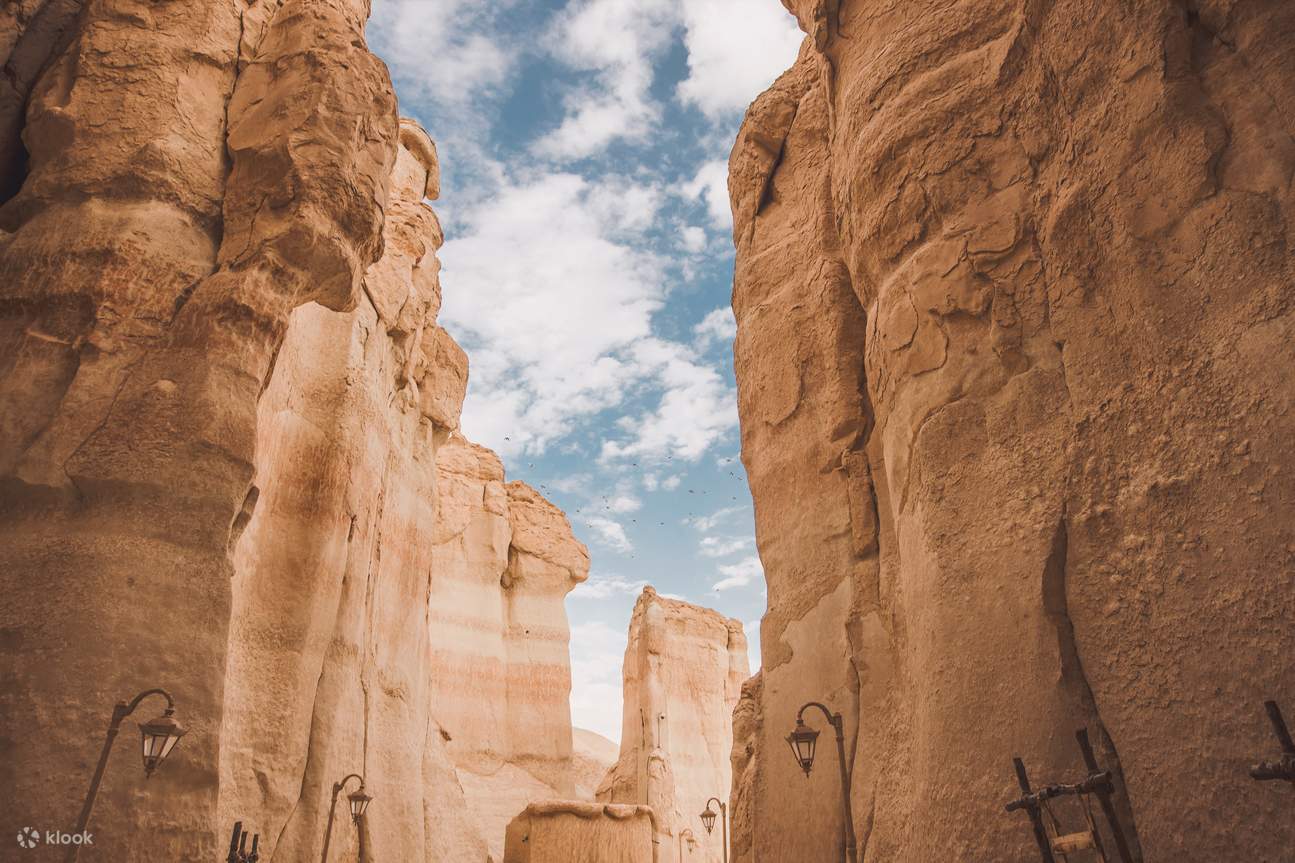 Kunjungi Caves of AlQarah Mountain