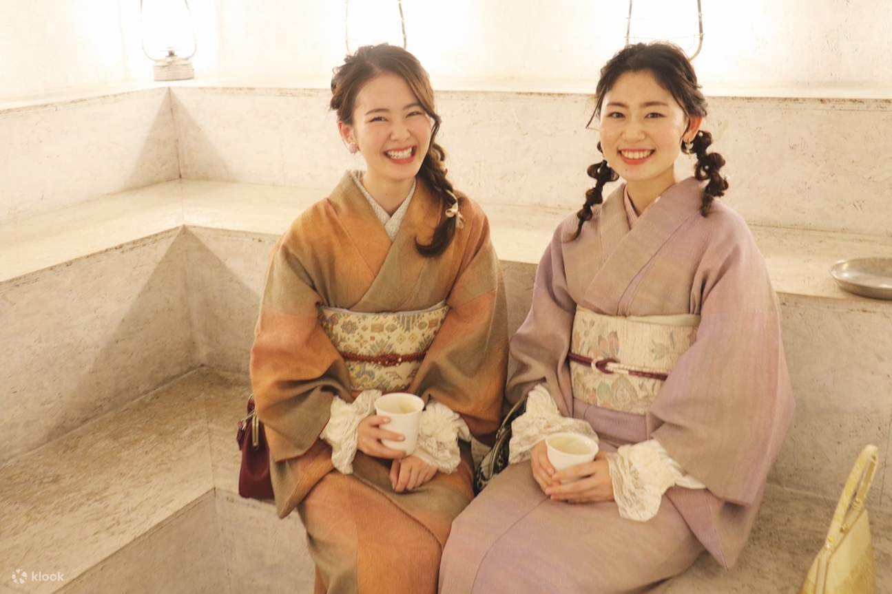 Rental Kimono (disediakan oleh Kimono Rental wargo Kanazawa Korinbo)