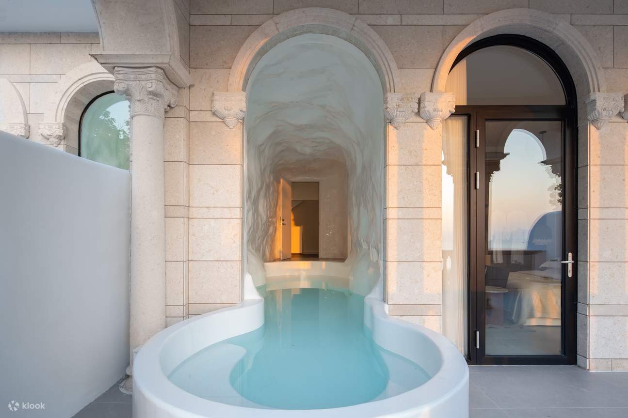 Phòng giường đôi có hồ bơi trong hang Mạnh Lai