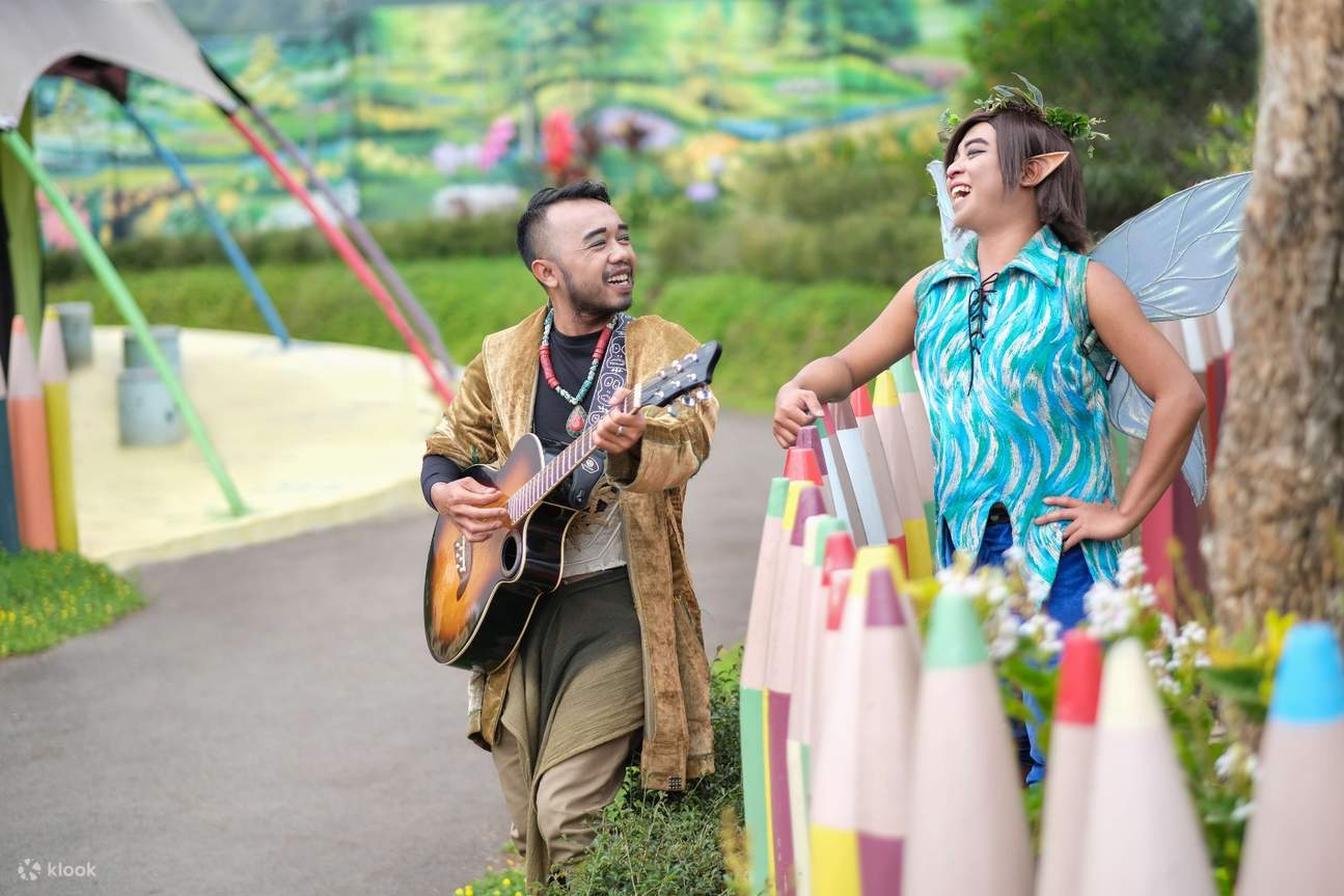 penyanyi bernyanyi di fairy garden bandung