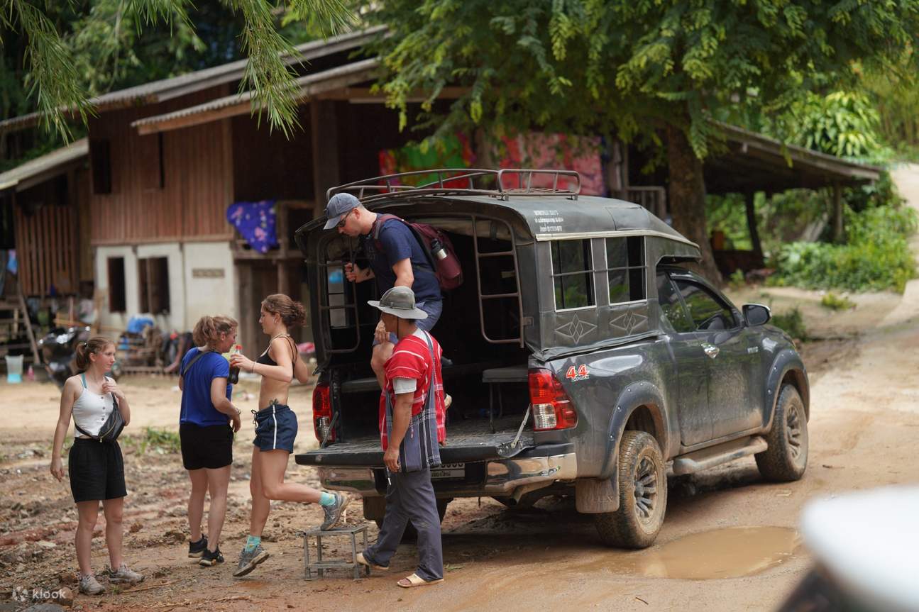 清迈：参观克伦村、瀑布和漂流（含午餐）